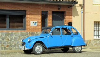 Citroen 2CV Azul como el cielo | Drive-by Snapshots by Sebastian Motsch (2013)