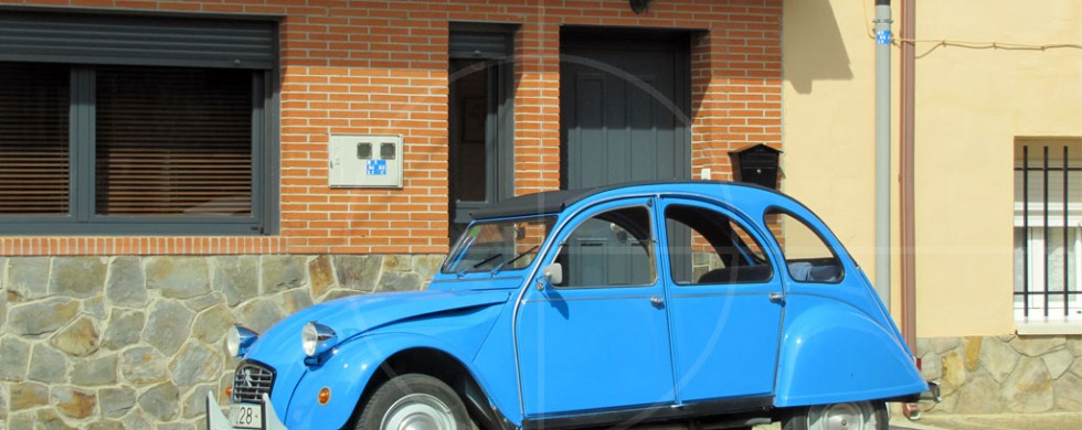 Citroen 2CV Azul como el cielo | Drive-by Snapshots by Sebastian Motsch (2013)