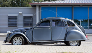 Citroen 2CV Chopped Duck | Drive-by Snapshots by Sebastian Motsch (2014)