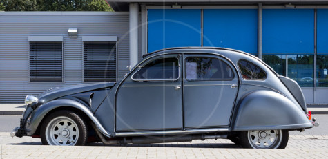 Citroen 2CV Chopped Duck | Drive-by Snapshots by Sebastian Motsch (2014)