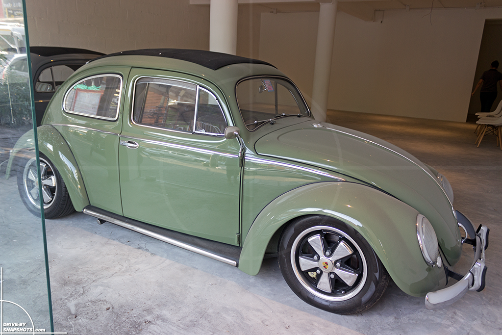 Volkswagen Beetle in Bangkok | Drive-by Snapshots by Sebastian Motsch (2016)
