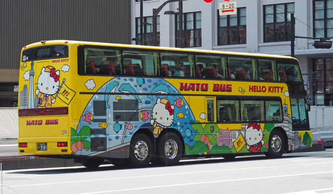 Suzuki Swift Sport and Hello Kitty coach Tokyo Station | Drive-by Snapshots by Sebastian Motsch (2017)